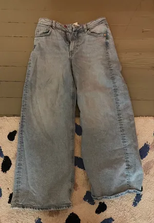 H&M light blue jeans  thumbnail 1