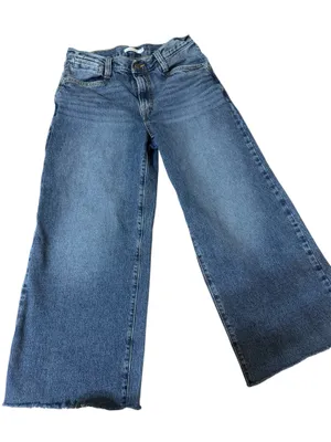Levi’s Super trendy 94 Baggy Wide Leg jeans in a classic medium wash. High rise with a relaxed 90s-inspired fit and wide leg silhouette. thumbnail 2