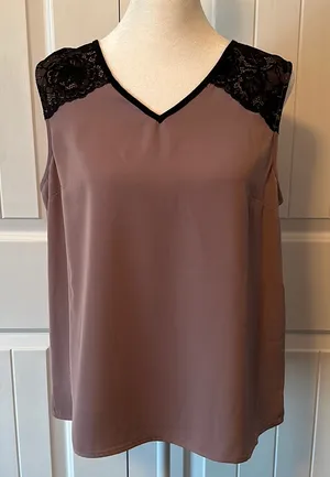 NWOT V thumbnail 1