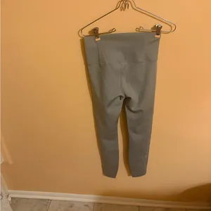 Vuori Evolve Leggings in Sage Green thumbnail 4