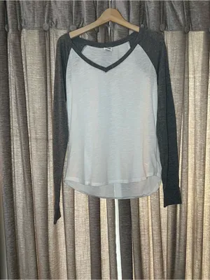 Pink Victoria’s Secret Y2K Raglan Long-Sleeve Top in White and Gray Size Medium thumbnail 2