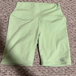 ALO Yoga Green Bike Shorts High-Rise Performance- Size XS thumbnail 5