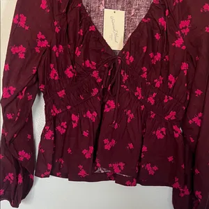 Universal Threads NWT Burgundy Blouse with Pink Floral Pattern Crop Sz M thumbnail 3