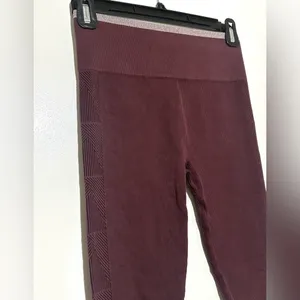 NWOT Vuori‎ Helix Seamless Legging in a burgundy color Small thumbnail 5