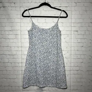 ✨Brandy Melville Floral Mini Dress Spaghetti Strap White Blue‎ thumbnail 2