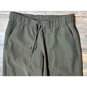 Lululemon On the Fly Woven Dark Olive Green Size‎ 6 Jogger Travel Leisure W5BM4S thumbnail 4