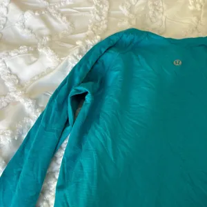 Lululemon long sleeve size 4 in teal RARE COLOR thumbnail 3