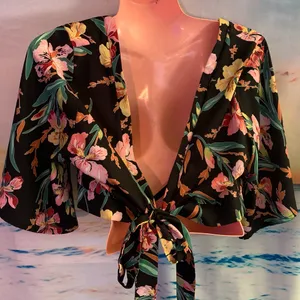SHEIN Curve 2 Piece Crop Top With Shorts Tropical Floral Design Tie Top thumbnail 2