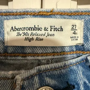 Abercrombie & Fitch The 90’s Relaxed high rise light wash jean size 4 regular thumbnail 3