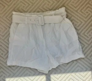 Vineyard Vines Women’s White Belted Shorts thumbnail 1
