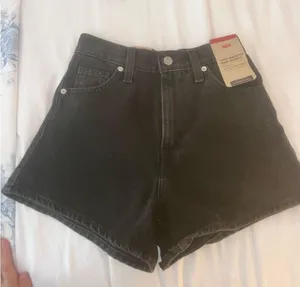 Levi’s High-Waisted Mom Shorts thumbnail 1