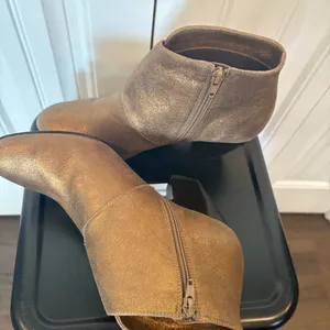 Chico’s Bronze Heeled Ankle‎ Boots Size 9.5 thumbnail 8