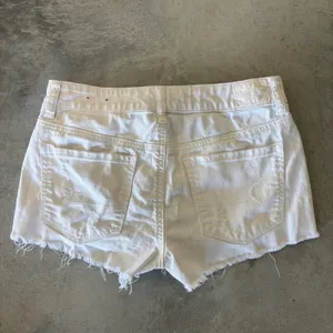 American Eagle Outfitters White Distressed Denim Shorts Womens 4 Frayed Hem thumbnail 3