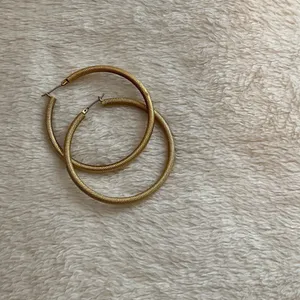 Chic Gold Textured Hoop Earrings thumbnail 2