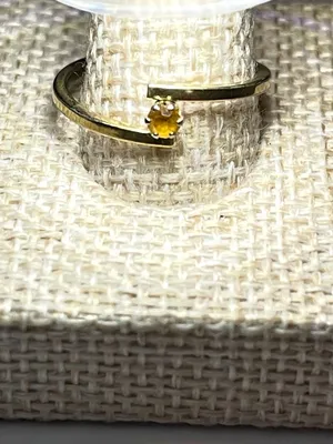 Vintage 70s Avon Gold Tone Yellow Lucite/Glass Open Bypass Ring Size 8 thumbnail 2