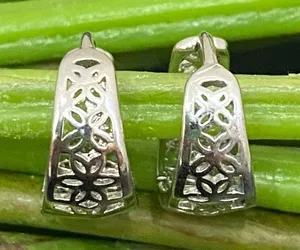 925 Signed Sterling Silver Flower Filigree Huggie Mini Hoop Earrings 3g. thumbnail 2