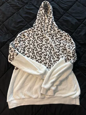 {SHEIN} Cozy Fuzzy Sherpa Leopard Cheetah Print Hoodie Pullover thumbnail 1