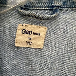 GAP women all button down thick jeans jacket (boyfriend size jacket) thumbnail 3