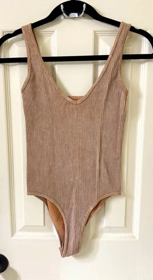 AURA Women's Beige One-Piece Stretch Solid Bodysuit Size S/M thumbnail 1