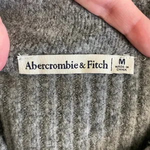 Abercrombie & Fitch Women’s Gray Ribbed Crew Sweater Size Medium‎ Wool Blend thumbnail 2