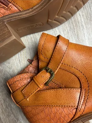 Baretraps Maci Ankle Booties w/ Croc-Embossed Heel Size 8 M thumbnail 6