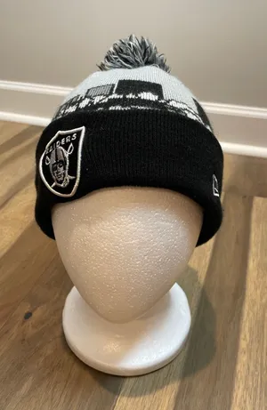 New Era Beanie One Size Gray Black NFL Raiders Knit Hat Embroidered Logo EUC thumbnail 1