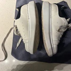 Women’s Alexander McQueen Larry Oversized White/Black Shoe Sz 38 1/2 Sz 7.5 US thumbnail 9
