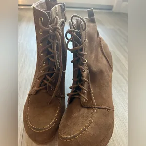 Bold and Beautiful: Platform Heeled Boots for Women thumbnail 2