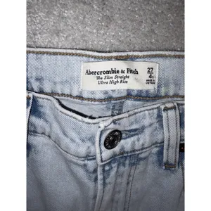 Abercrombie Fitch The Slim Straight Ultra High Rise Light Wash Denim Jeans 27/4s thumbnail 4