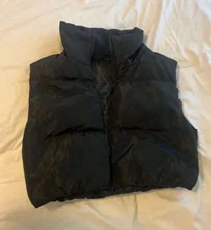 Cropped Puffer Vest Black thumbnail 1