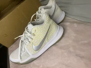 Nike Kyrie 3 White Chrome Irving Sneakers Shoes Mens Size 10 thumbnail 4