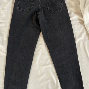 Levis High Waisted Mom Jeans Black Washed Distressed Women's Size 24 thumbnail 5