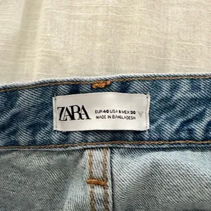 Zara Women’s 8 Blue Denim Wide Leg Raw Hem Jeans Distressed thumbnail 4