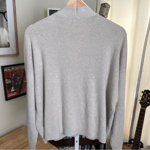 H&M Womens Cardigan Sweater Sz M Beige Big Button Chunky Knit Heavy Deep V Neck thumbnail 6