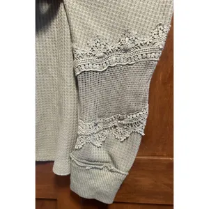 Buckle Daytrip Medium Green Waffle Knit Lace Oversized V Neck Long Sleeve Top thumbnail 2