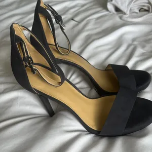 MICHAEL Michael Kors navy blue Heels with Cream Interior thumbnail 4