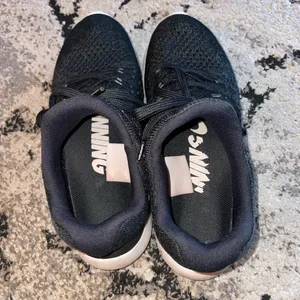 ⚠️SOLD⚠️gym shoes Black Size 8.5 thumbnail 3