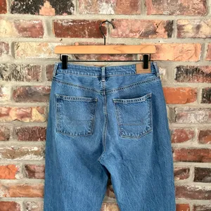 American Eagle Mom Straight Jeans High Rise Medium Wash thumbnail 7