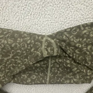 Lululemon Base Pace High Rise Leggings Olive Green Camo Athletic Women's 8 thumbnail 4