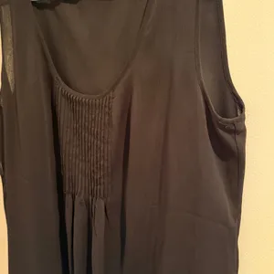 Elegant Black Sleeveless Top Size Large thumbnail 2
