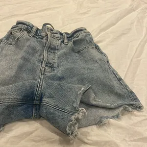 Abercrombie and Fitch- the Dad short high-rise in curve love thumbnail 6