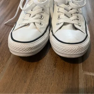 White converse sneakers size 8 thumbnail 2