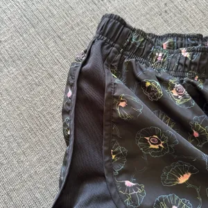 Nike Dri-FIT Women's Black Floral Lined Running & Jogging Shorts Size S thumbnail 4