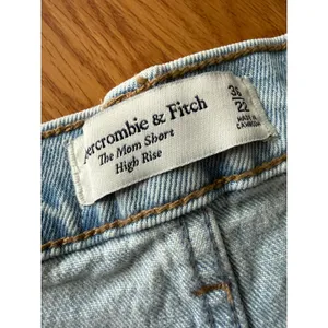 Abercrombie & Fitch The Mom Short High Rise Light Wash Cuffed Denim Size 22 thumbnail 6