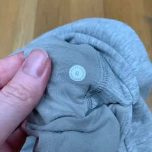 Lululemon Heathered Grey On The Fly Short 2.5 Drawstring Athletic Pockets Size 6 thumbnail 6