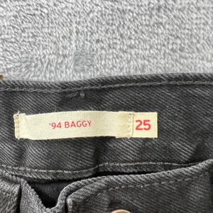 Levis 94‎ Baggy Jeans Womens 25x31 Mid Rise Straight Leg Black Wash Effortless thumbnail 4