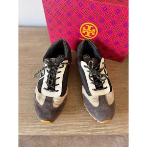 Tory Burch Annie Nylon Runner Womens Black Suede Sneakers 85241 Size 8‎ thumbnail 2