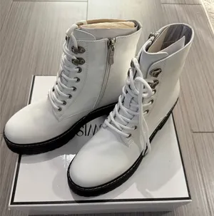 NWT Women’s White Lace Up Combat Boots Black Lug Sole Ankle Boots Size 9 thumbnail 1