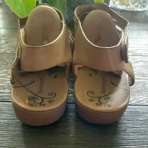 BareTraps Tan Strappy Gold Studs Leather Sandals 1” Rubber Sole Size 9 thumbnail 6
