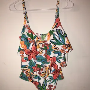 NWT!! Tropical Floral Women's Swimsuit Top Size Medium thumbnail 2